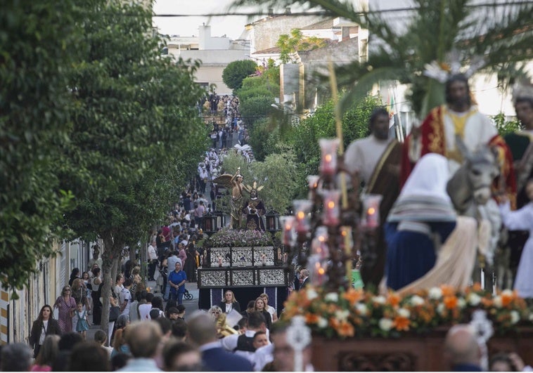 La cofradía del Calvario celebra con implicación y mucho brillo su procesión extraordinaria por Mérida